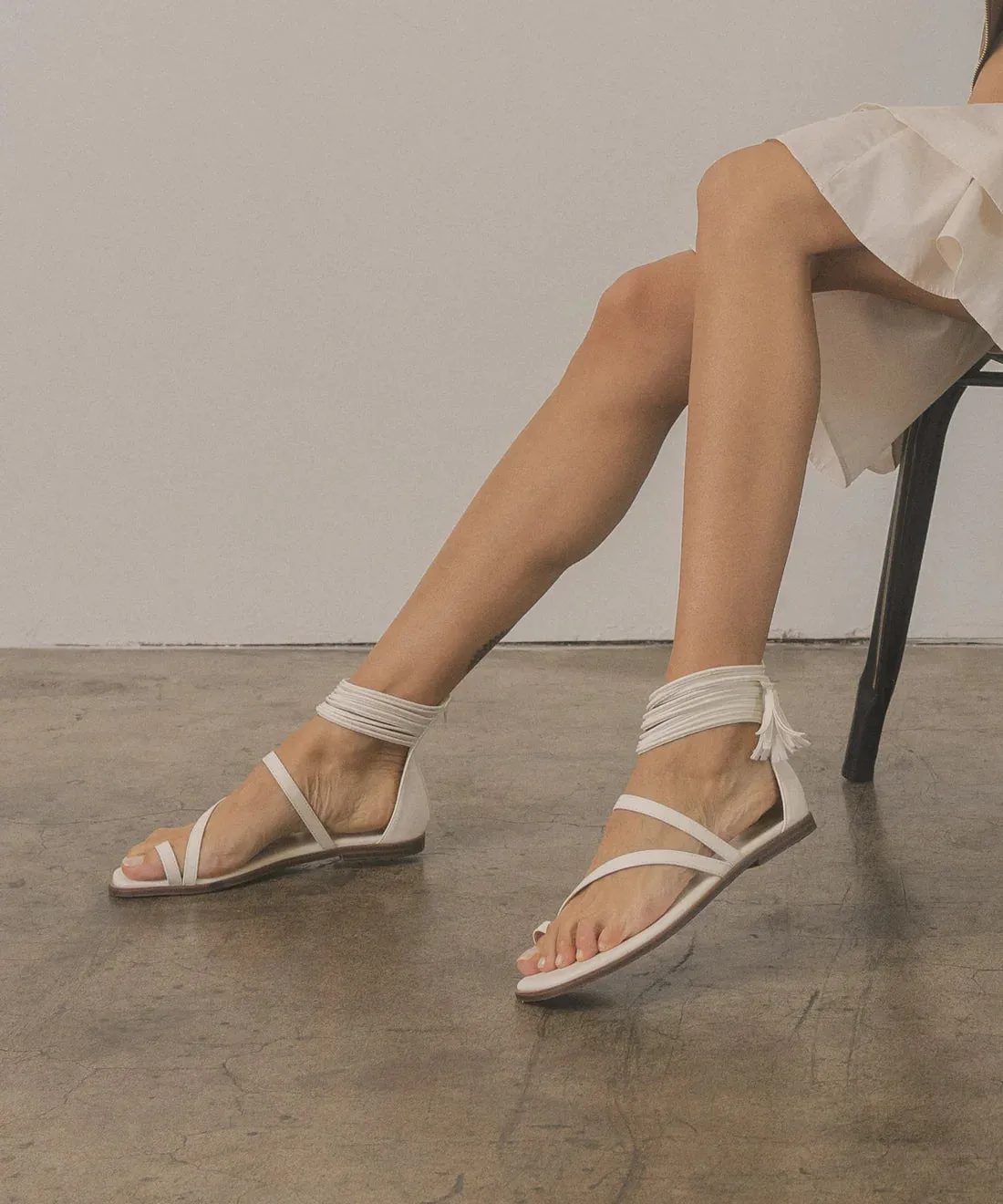 April Tassel Flat  in White